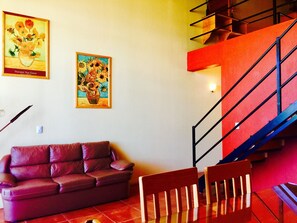 Cabana Tapanco | Oppholdsrom | En 32-tommers Flatskjerm-TV med Parabol-TV samt TV