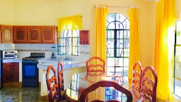 Cabana 4 | Living room | 32-inch flat-screen TV with satellite channels, TV