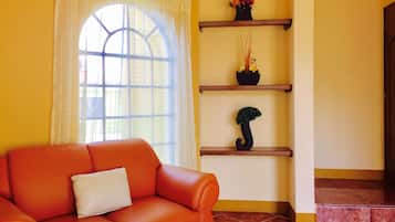 Cabana 5  | Living area | 32-inch flat-screen TV with satellite channels, TV