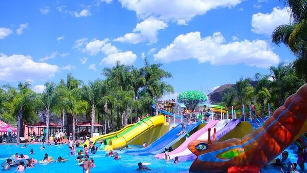 A water park with multiple slides and a swimming pool. - Guamúchil Parque Acuático & Cabañas (Etzatlan)