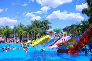 A water park with multiple slides and a swimming pool. - Guamúchil Parque Acuático & Cabañas (Etzatlan)