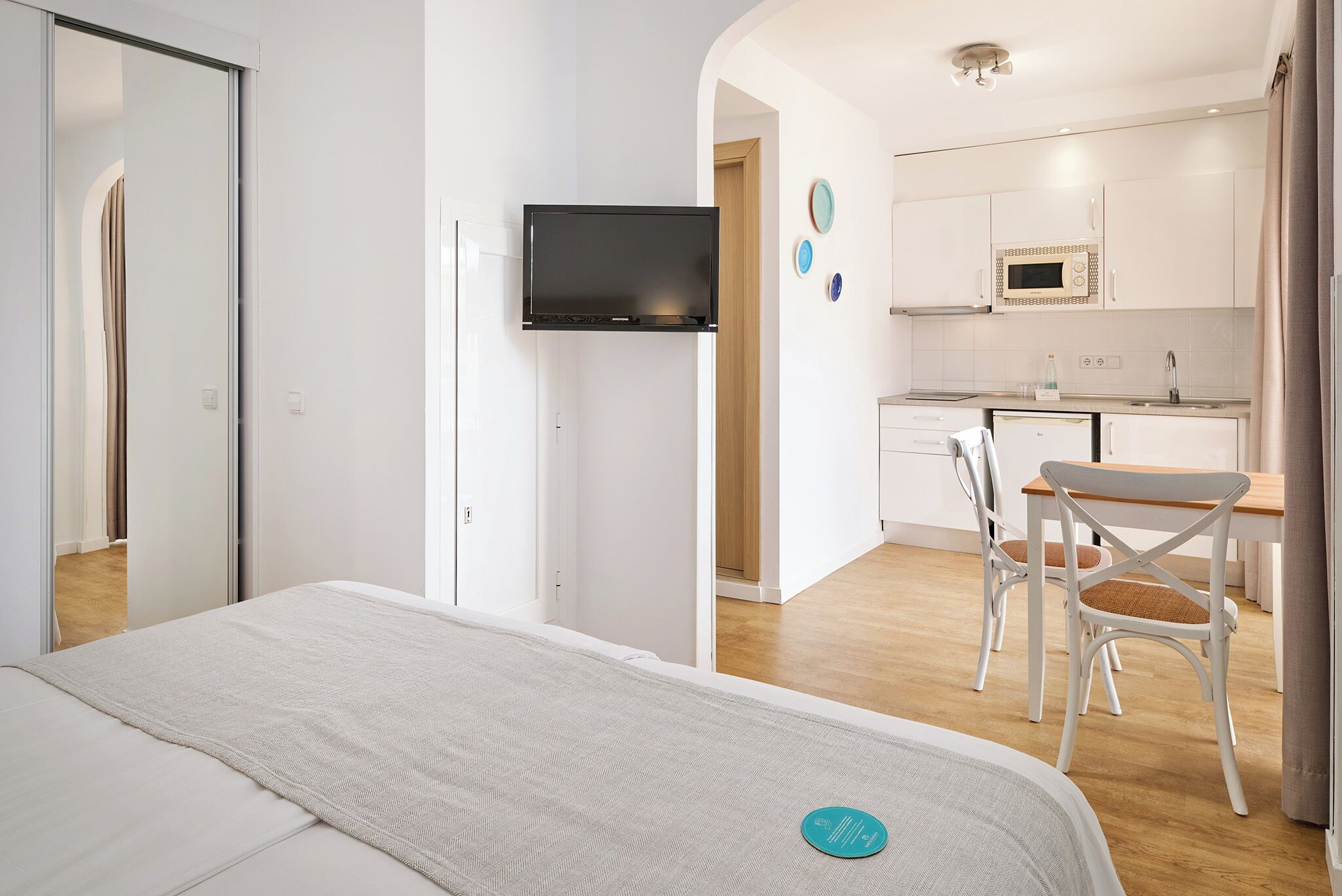 Estudio estándar, 1 habitación, balcón | Caja de seguridad en la habitación, cortinas blackout y cunas 