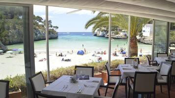Frühstück, lokale und internationale Küche, Blick auf den Strand