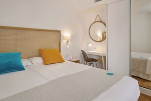 In-room safe, blackout curtains, cots/infant beds, free WiFi - Hotel Apartamentos Cala Santanyi (Santanyi)