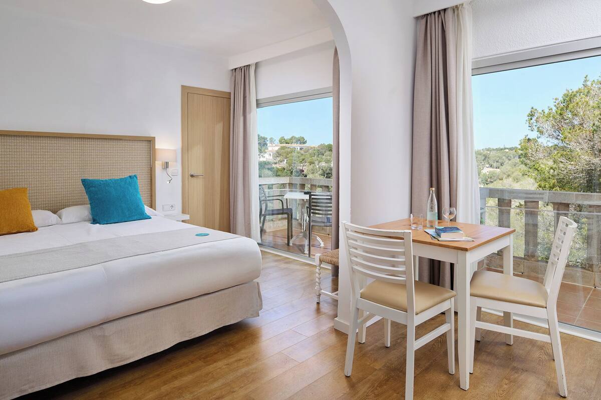 standard studio, 1 bedroom, balcony | 1 bedroom, in-room safe, blackout curtains, cots/infant beds