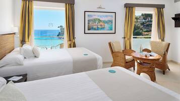 Comfort suite, 1 slaapkamer, balkon, uitzicht op zee | Een kluis op de kamer, verduisterende gordijnen, babybedden, gratis wifi