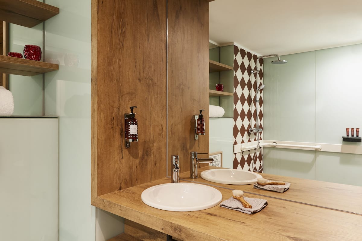 shower, rainfall showerhead, free toiletries, hair dryer