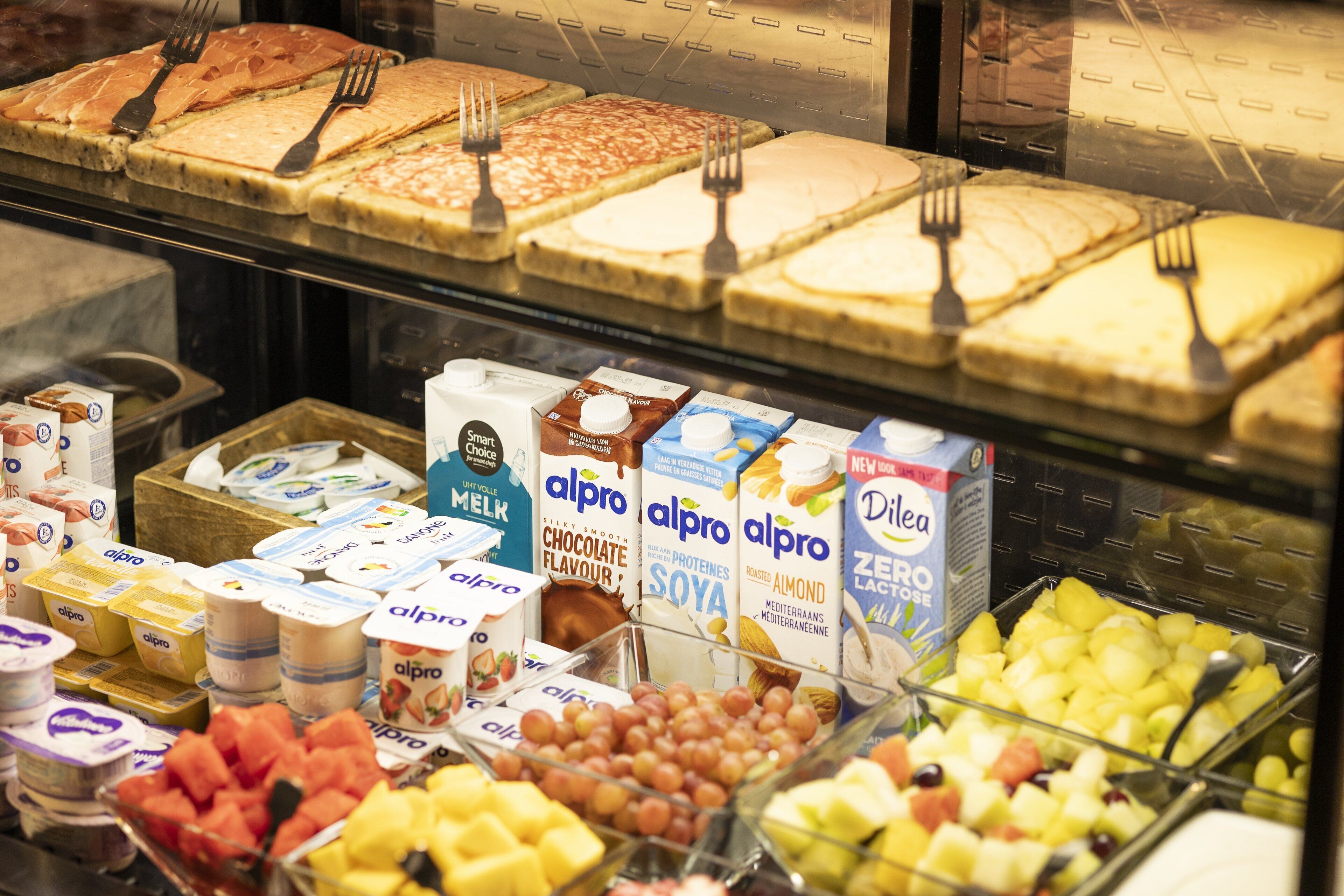 Un bufé de desayuno con diversos alimentos y productos lácteos.