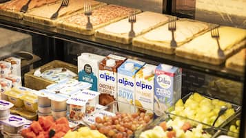 Un bufé de desayuno con diversos alimentos y productos lácteos.
