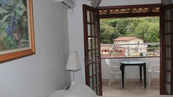 Standard Studio Suite, 1 Double Bed, Lanai, Mountain View | Minibar, in-room safe, soundproofing, free WiFi