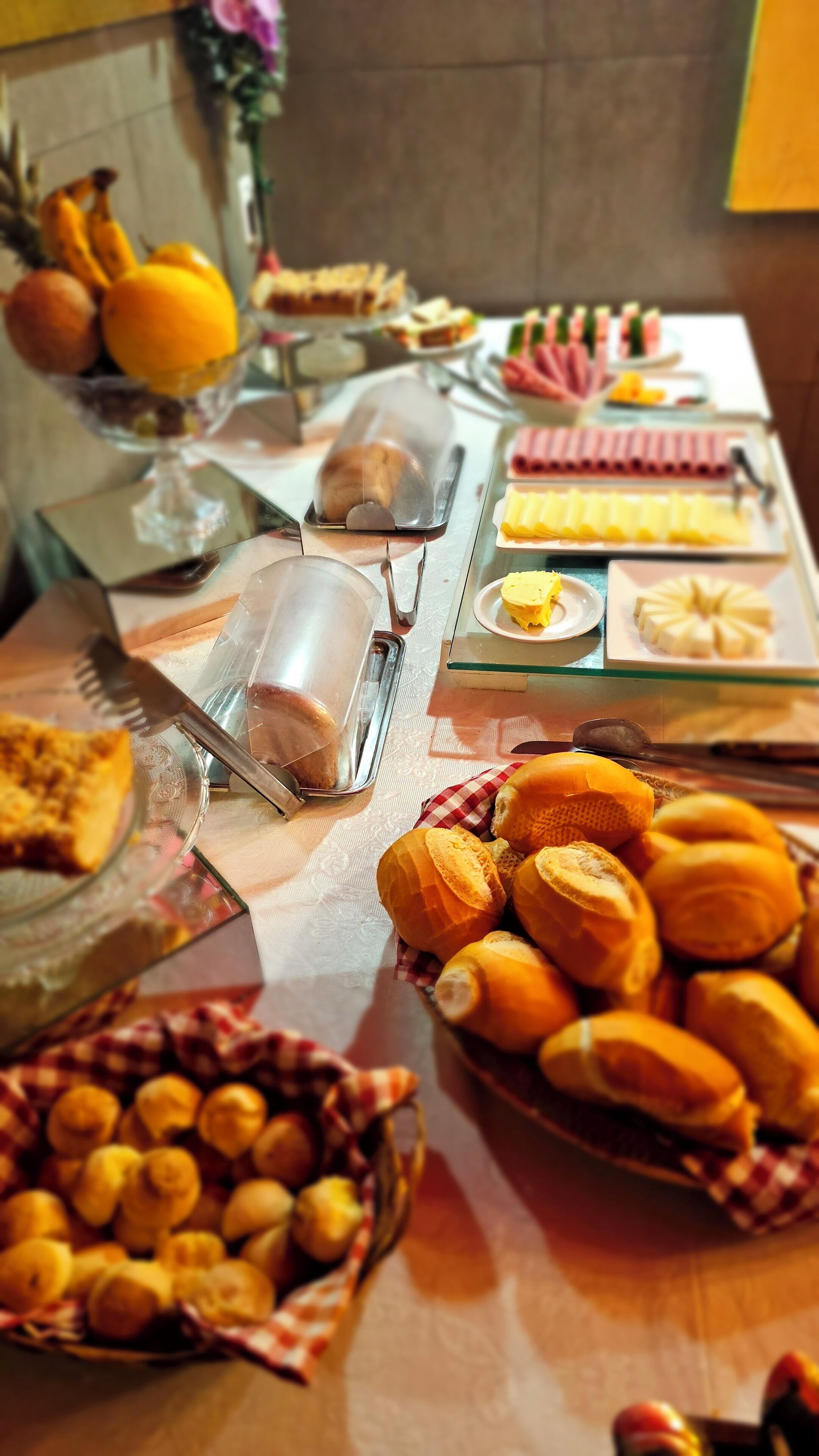 Daily buffet breakfast (BRL 40 per person)
