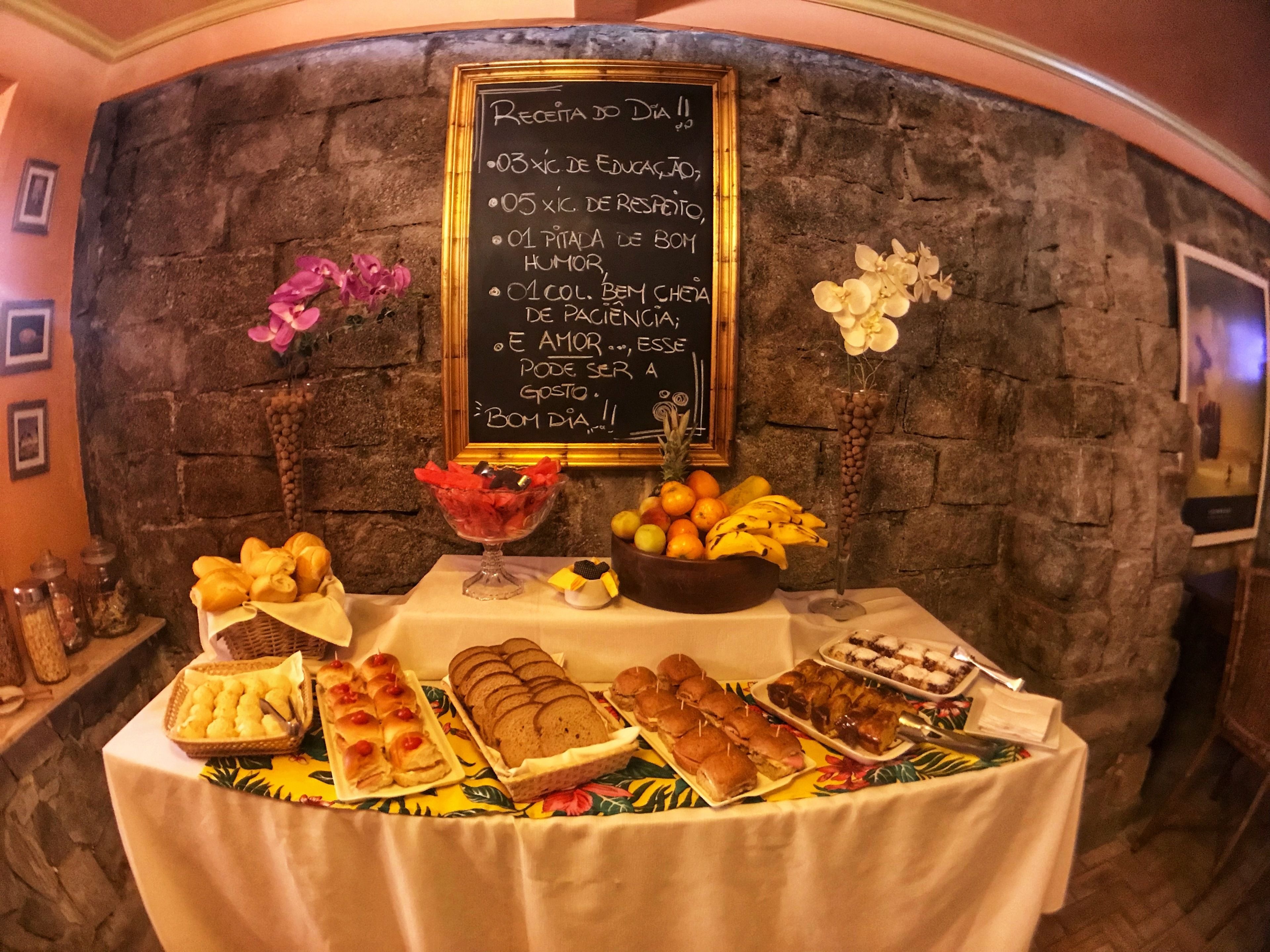 Una mesa de buffet con diversos alimentos y una pizarra con un mensaje.