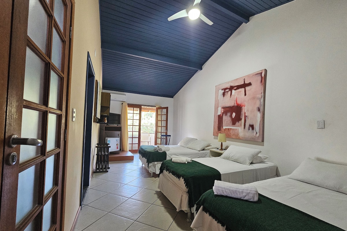 Suite estudio familiar, varias camas, lanai, vista a la montaña | Minibar, caja de seguridad en la habitación y insonorización