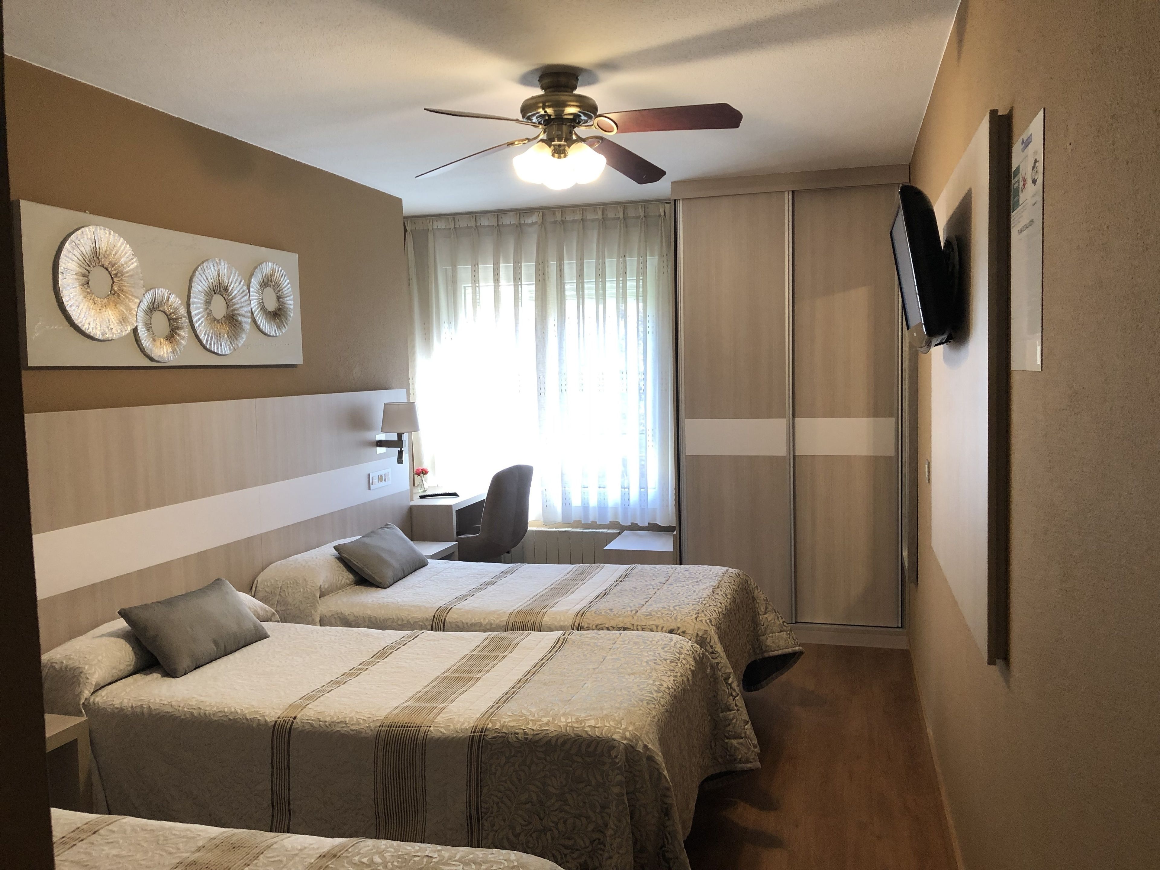 triple room | in-room safe, desk, laptop workspace, soundproofing