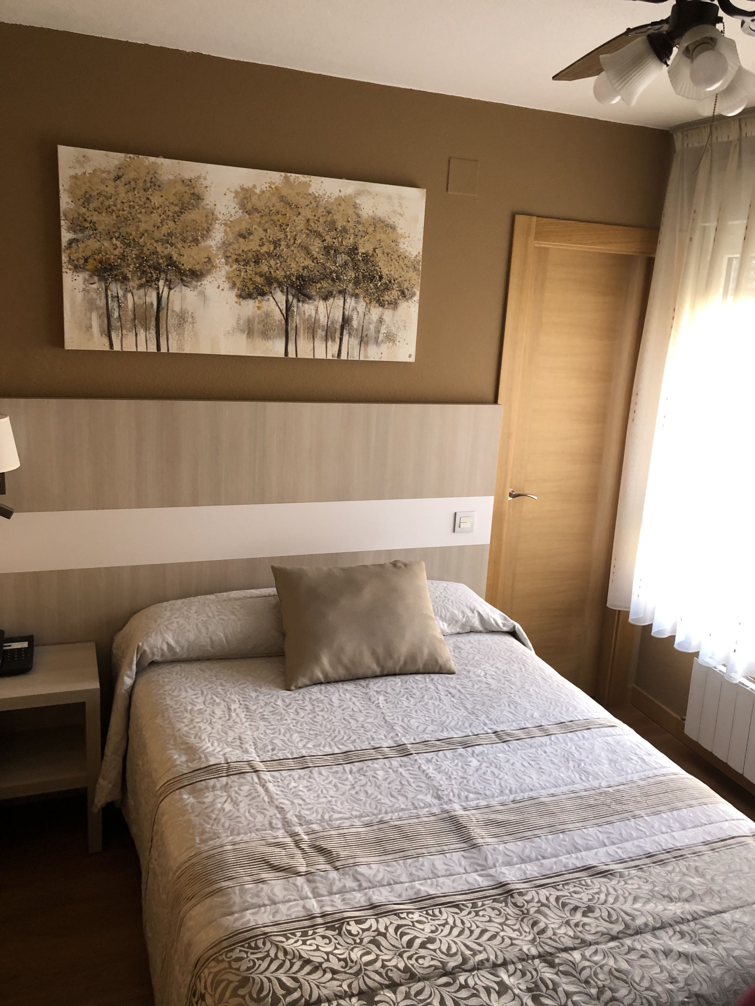 single room | in-room safe, desk, laptop workspace, soundproofing