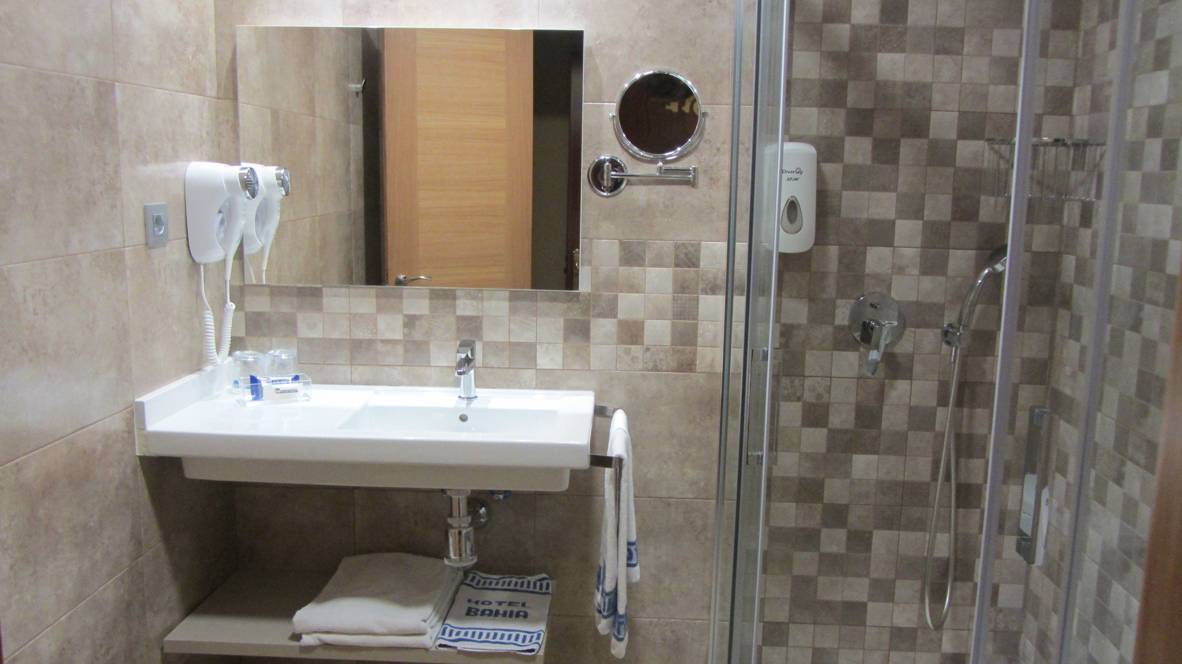 triple room | bathroom | shower, free toiletries, hair dryer, towels