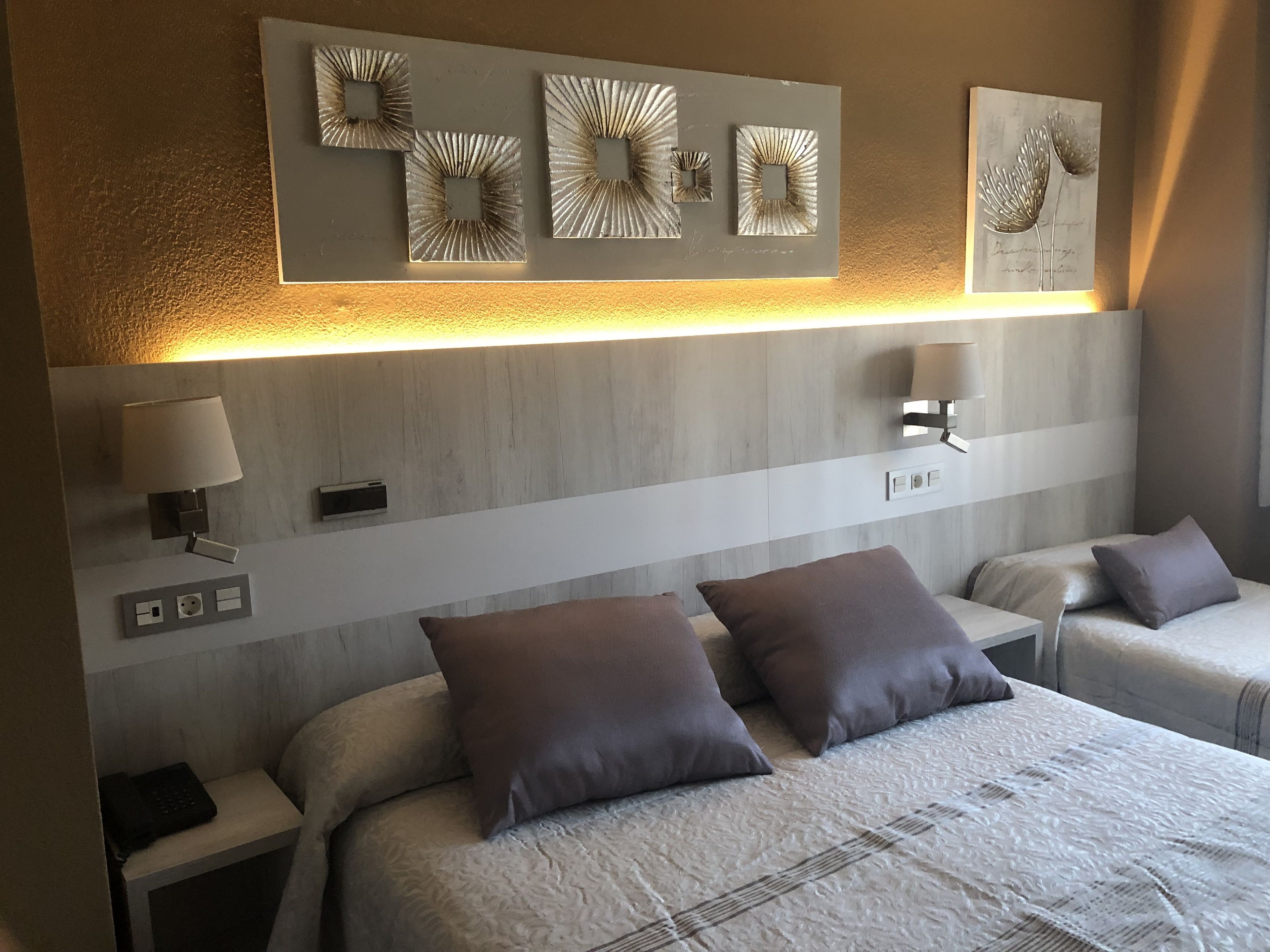 Driepersoonskamer | Een kluis op de kamer, een bureau, een laptopwerkplek