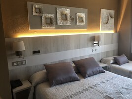 Habitación triple | Caja fuerte, escritorio, espacio para trabajar con un portátil