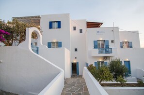 Property entrance - Athena Rooms (Ios)