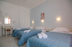 三人房, 花園景 | 房內夾萬、書桌、手提電腦工作空間、遮光窗簾/窗簾