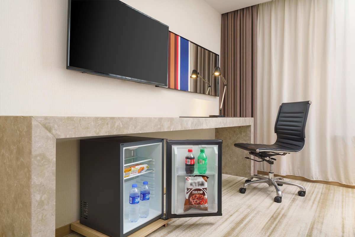 Minibar, brankas, meja kerja, dan tirai kedap cahaya