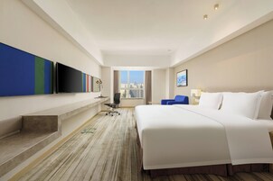 Minibar, caja de seguridad en la habitación y escritorio 