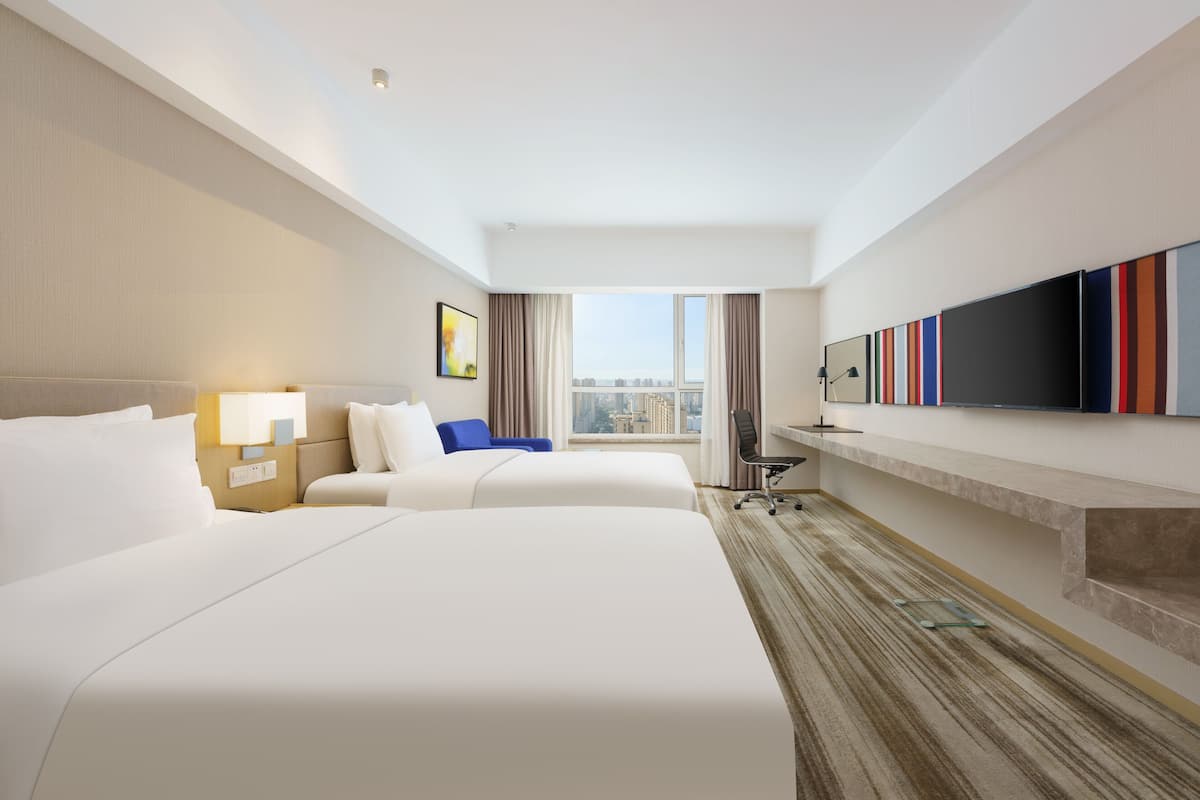 Minibar, brankas, meja kerja, dan tirai kedap cahaya