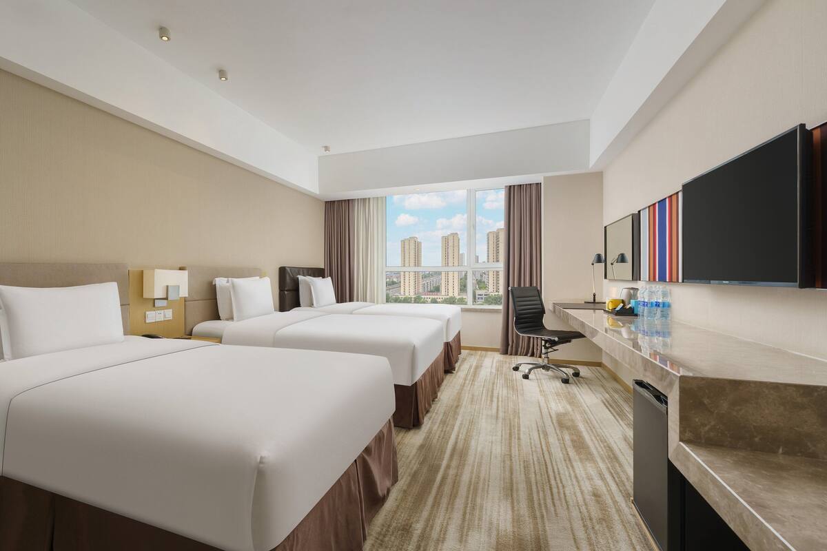 Chambre Standard, 3 lits une place (Extra Floor Space High Floor) | Minibar, coffres-forts dans les chambres, bureau, rideaux occultants