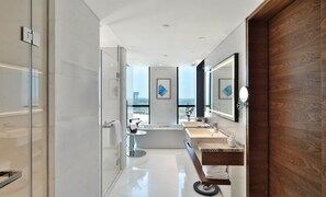 Dusj, regndusjhode, toalettartikler (inkludert) og hårføner