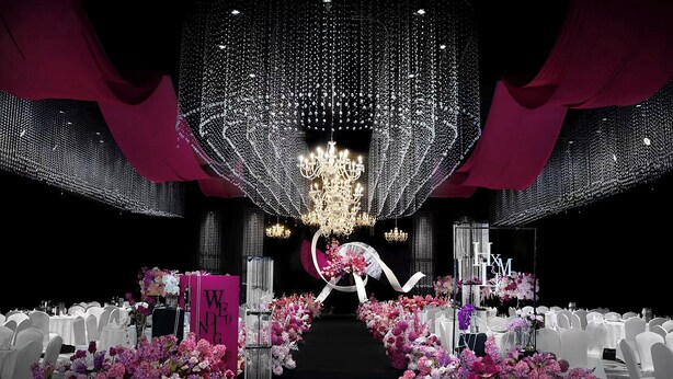 A wedding venue with a central aisle, floral decorations, and a chandelier. - Holiday Inn Chengdu Qinhuang by IHG (Chengdu)