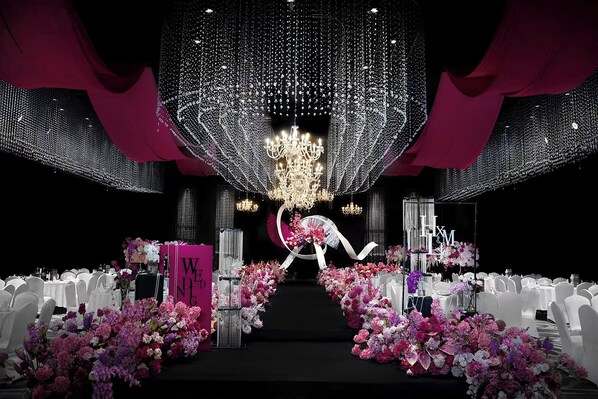 A wedding venue with a central aisle, floral decorations, and a chandelier. - Holiday Inn Chengdu Qinhuang by IHG (Chengdu)
