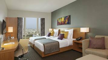 Minibar, caja de seguridad en la habitación y escritorio