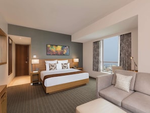 Suite Junior, 1 très grand lit | Minibar, coffres-forts dans les chambres, bureau, chambres insonorisées