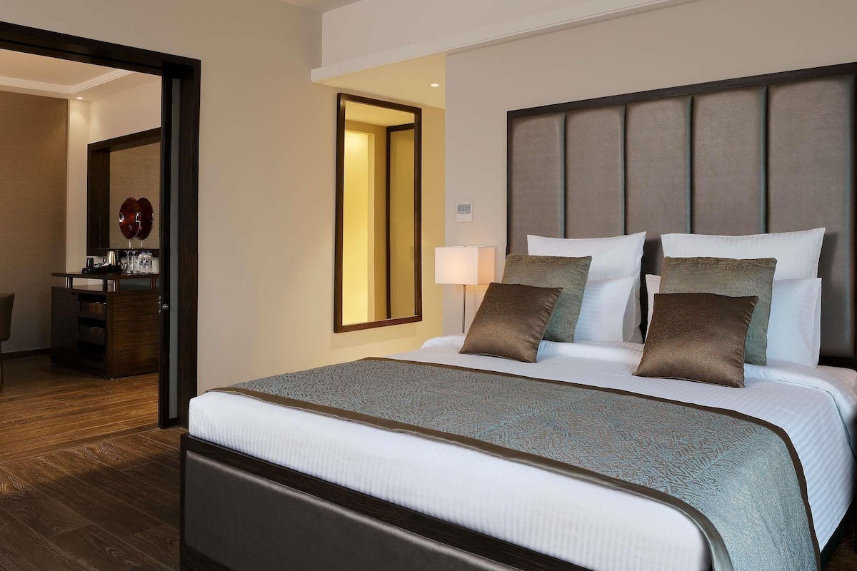 Deluxe Suite (Premium Lounge Access and Spa) | Minibar, in-room safe, desk, soundproofing