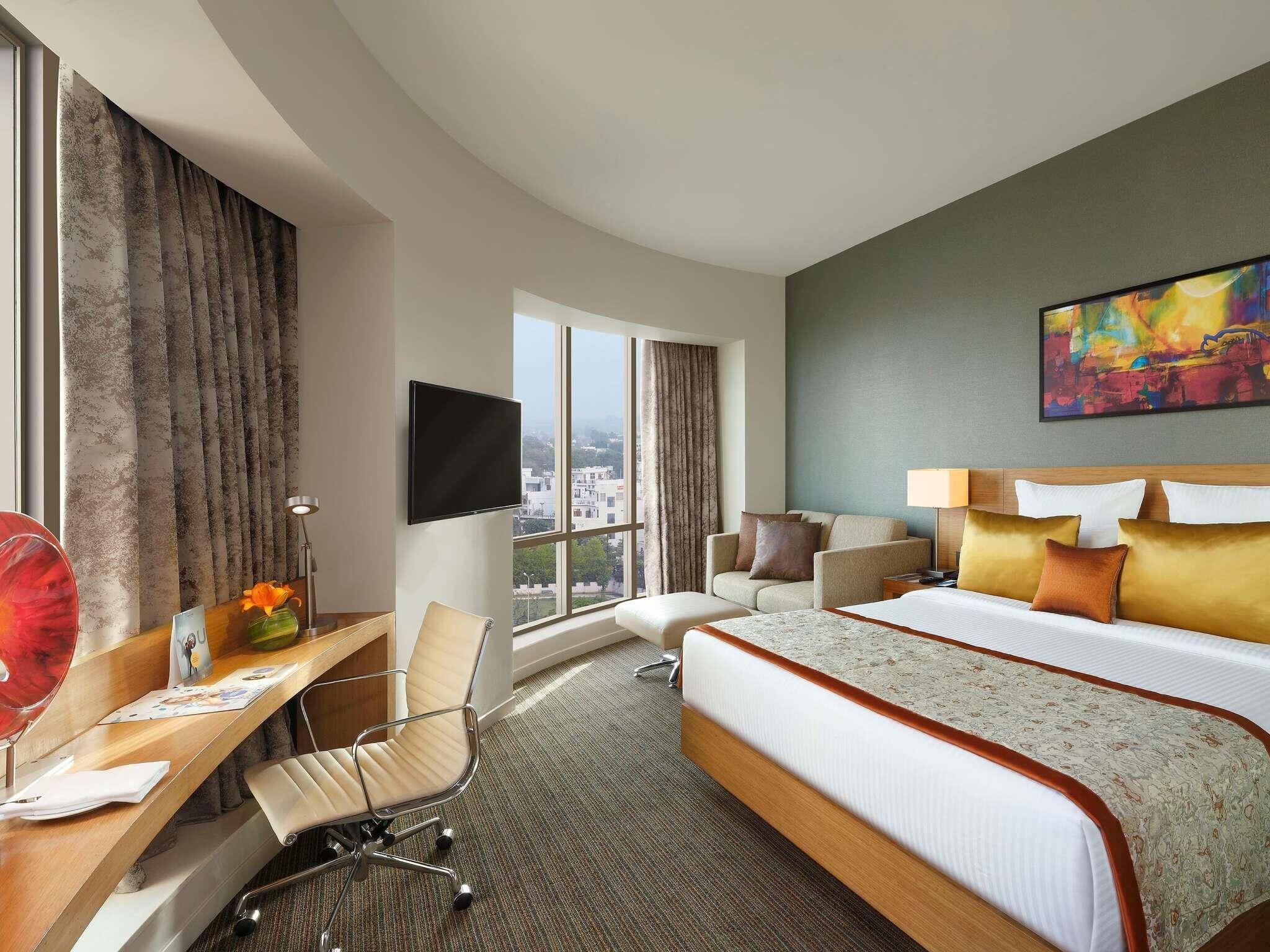 Executive Room (Premium Lounge Access) | Minibar, in-room safe, desk, soundproofing