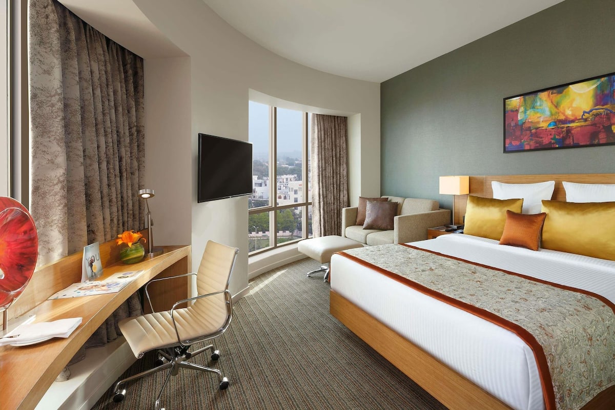 Executive Room (Premium Lounge Access) | Minibar, in-room safe, desk, soundproofing