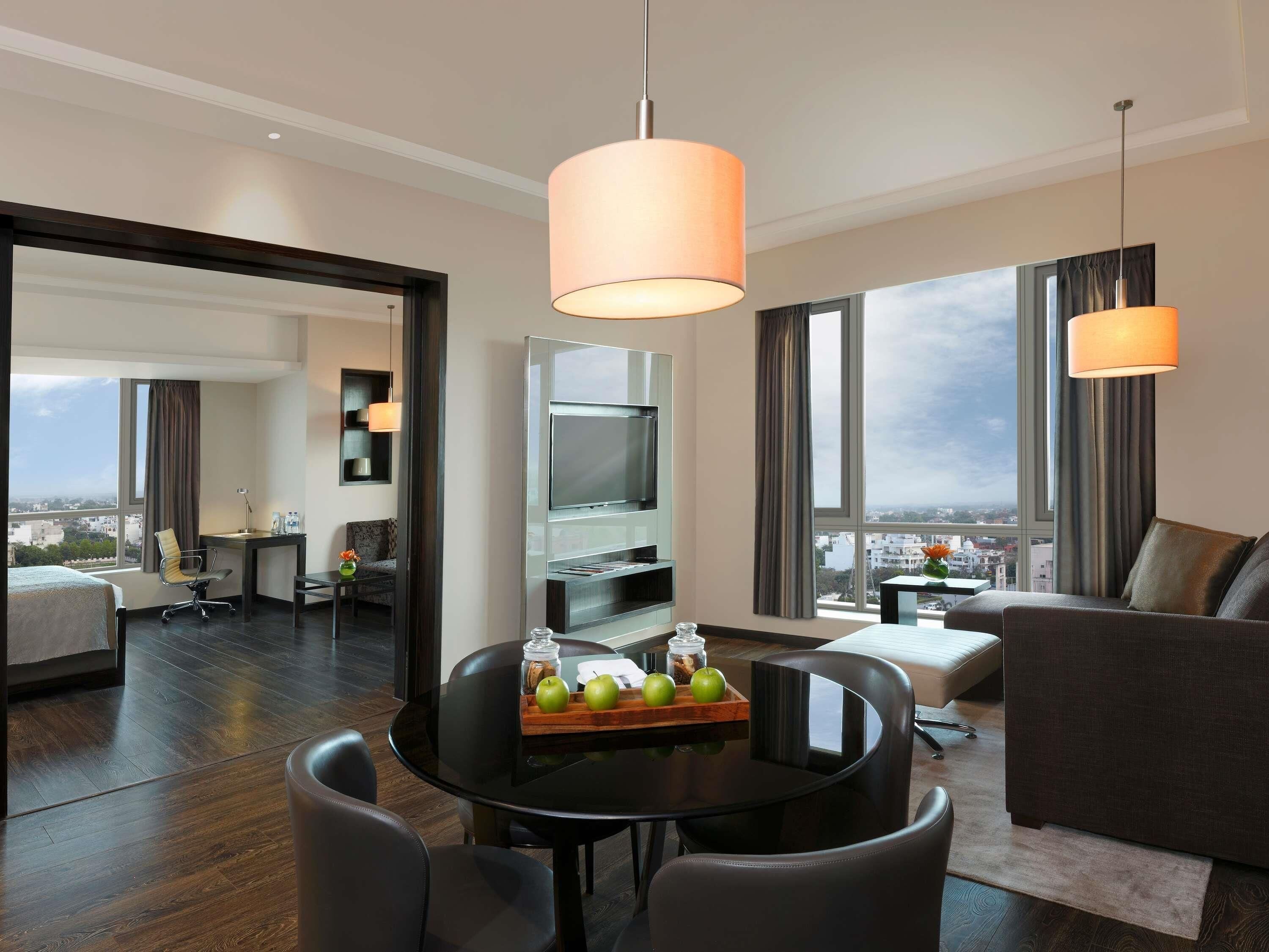 Minibar, caja de seguridad en la habitación y escritorio 