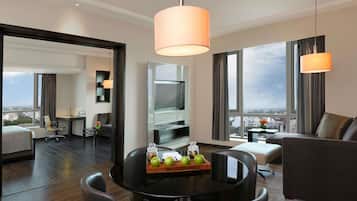 Junior Suite (Premium Lounge Access) | Minibar, in-room safe, desk, soundproofing