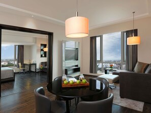 Minibaari, tallelokero huoneessa, työpöytä, äänieristys