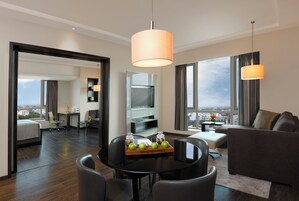 Deluxe Suite (Premium Lounge Access and Spa) | Minibar, in-room safe, desk, soundproofing