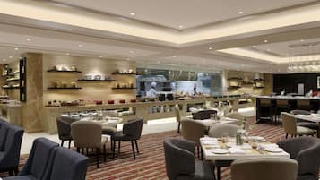 S'hi serveixen esmorzars, dinars i plats de cuina local i internacional