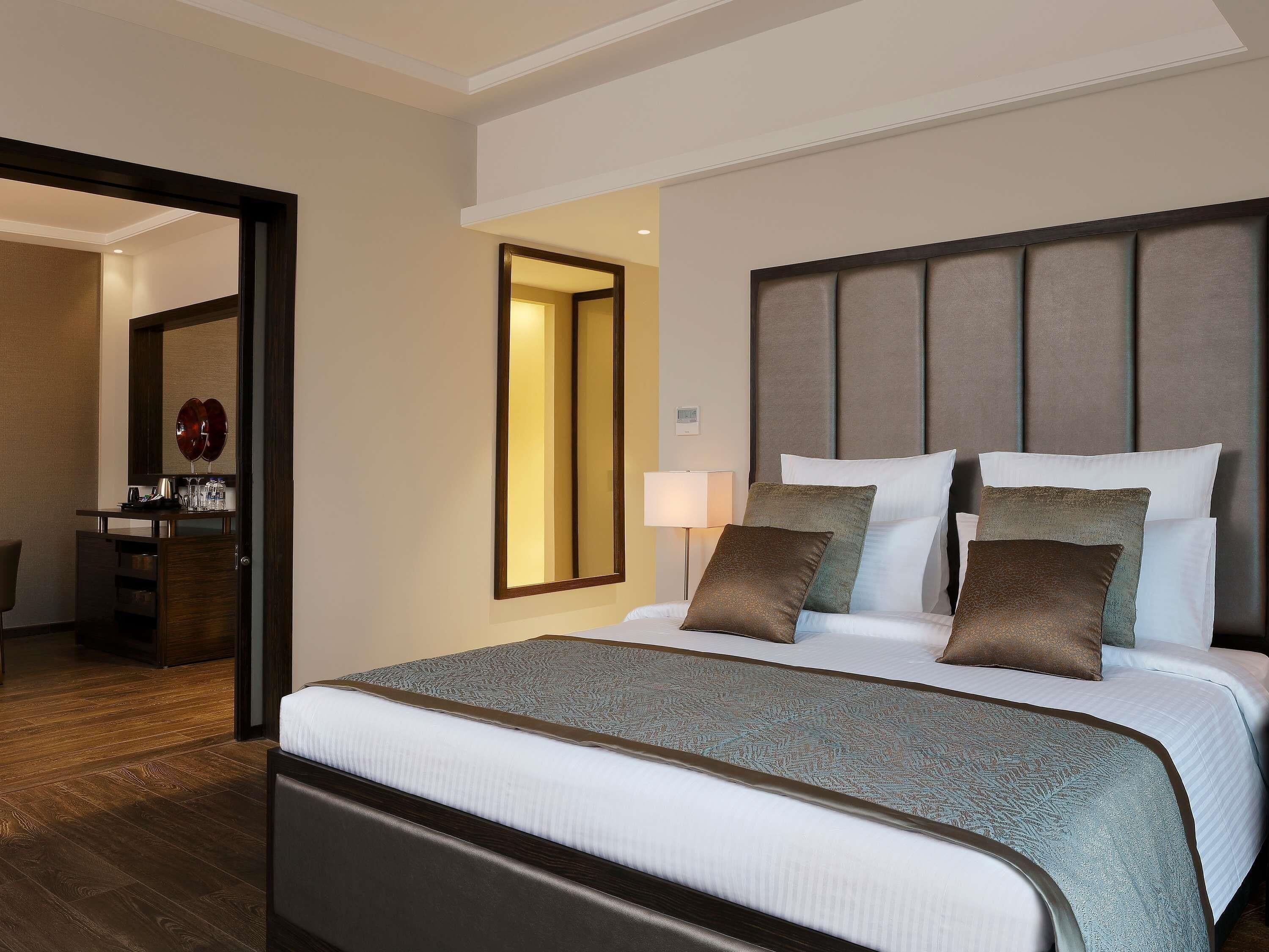 Deluxe Suite (Premium Lounge Access and Spa) | Minibar, in-room safe, desk, soundproofing