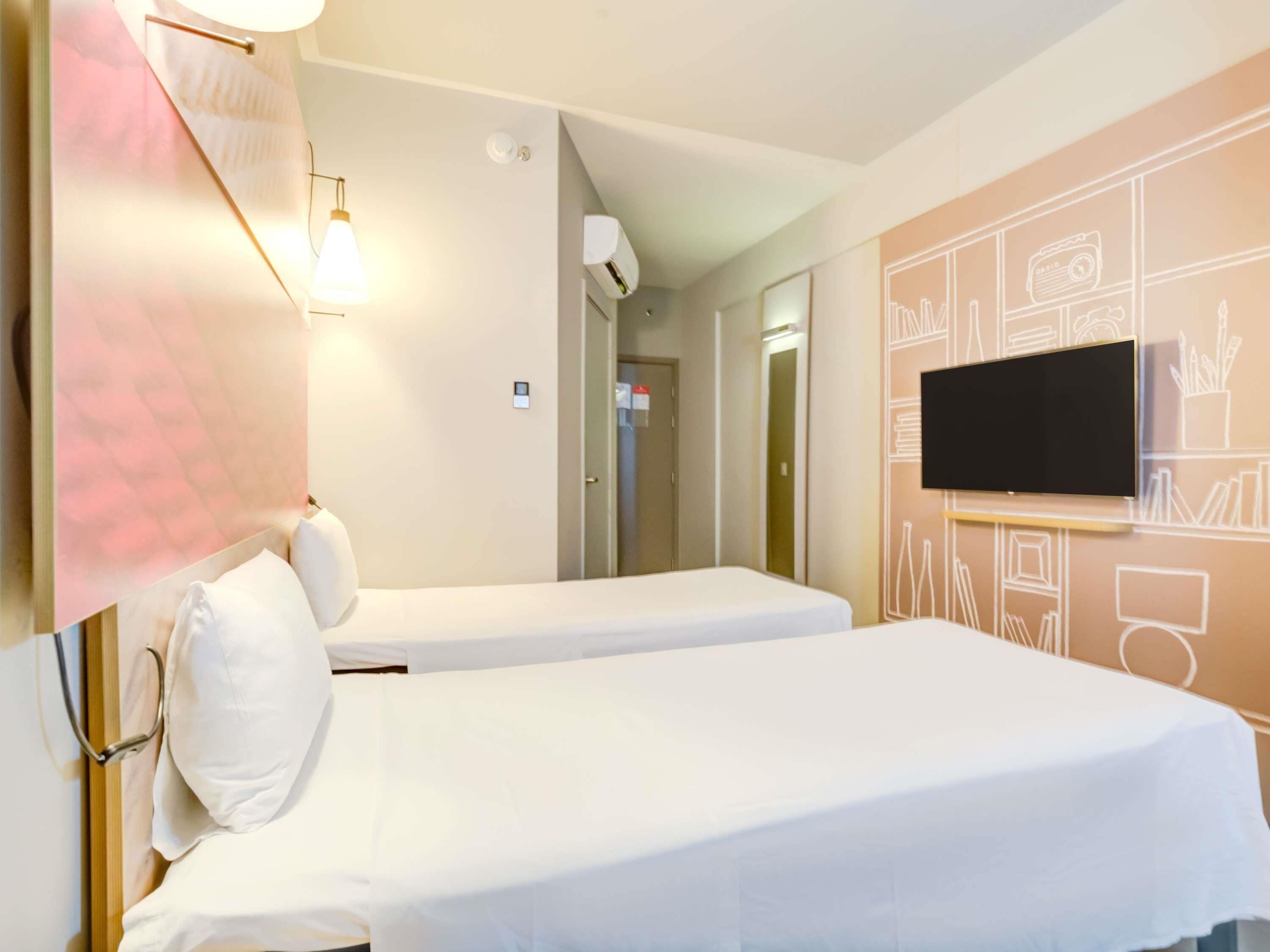 standard twin room, 2 single beds | minibar, in-room safe, desk, free wifi