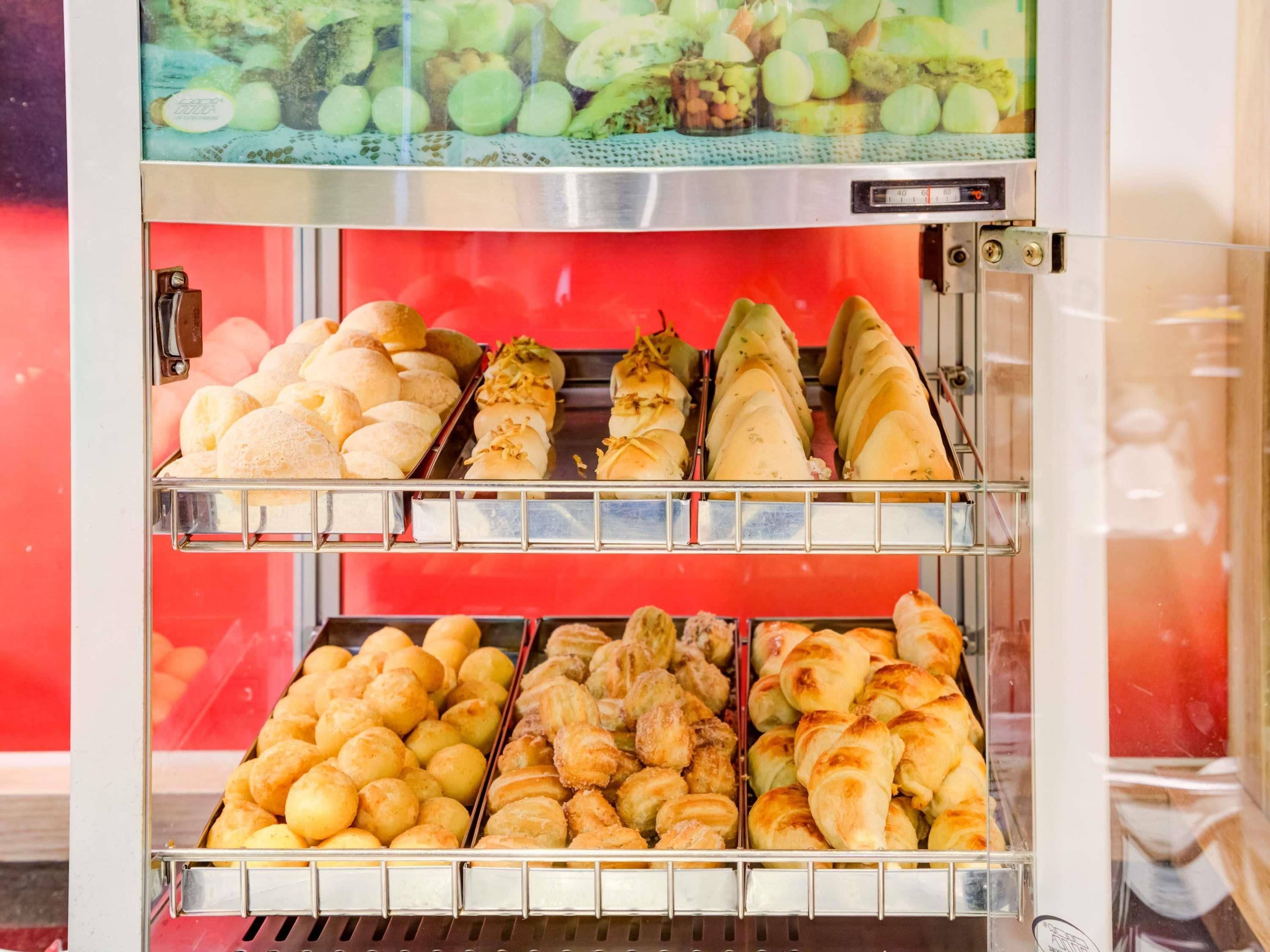 Un présentoir rempli de diverses pâtisseries et viennoiseries.