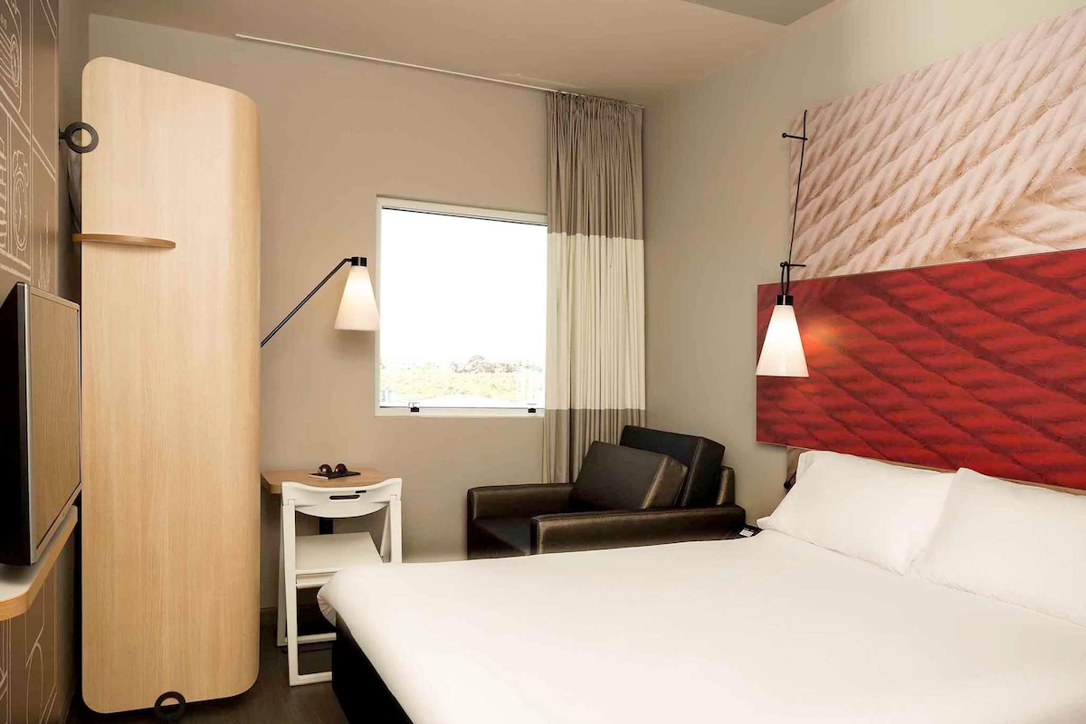 Standard Room, Multiple Beds | Minibar, in-room safe, desk, WiFi (free)