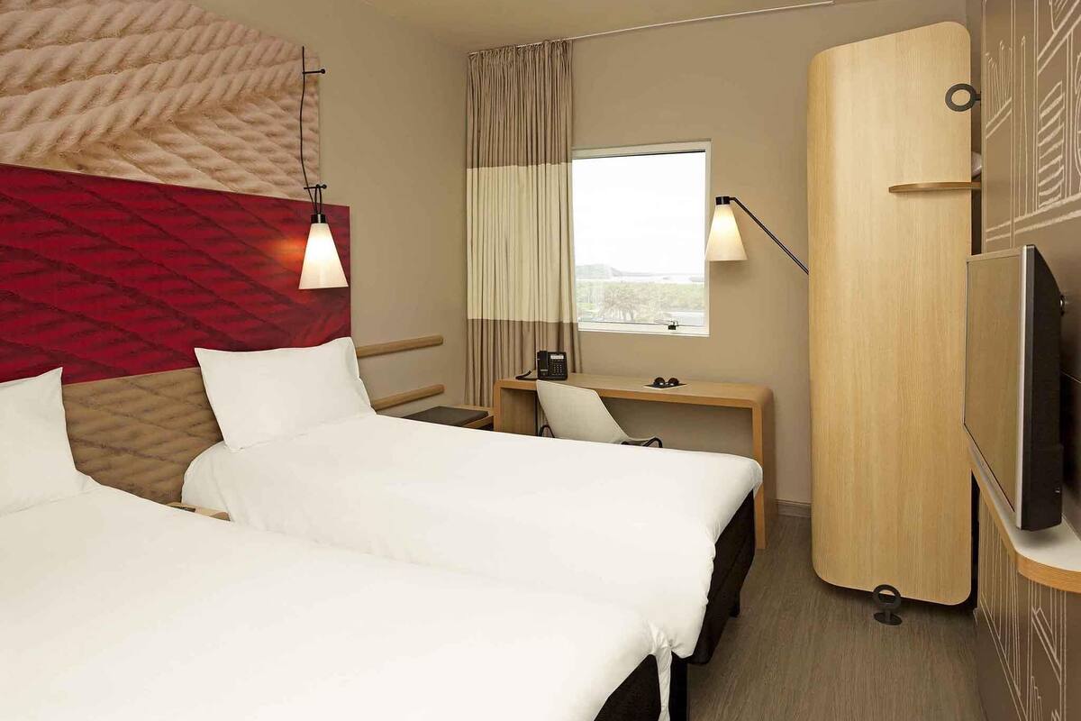 standard twin room, 2 single beds | minibar, in-room safe, desk, free wifi
