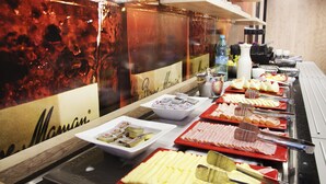 Un bufé con distintos alimentos y utensilios.
