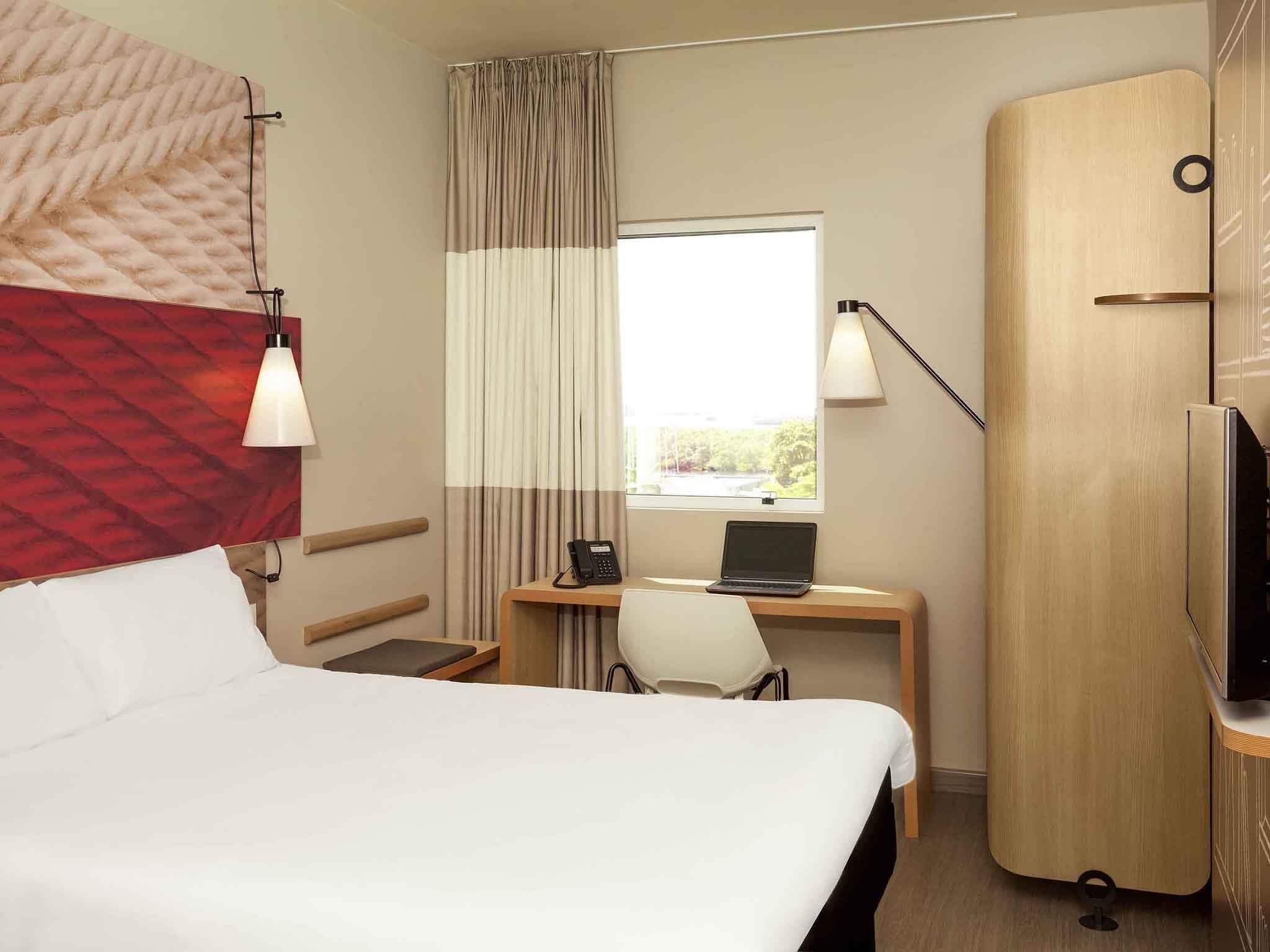 Standard Room, 1 Double Bed | Minibar, in-room safe, desk, WiFi (free)