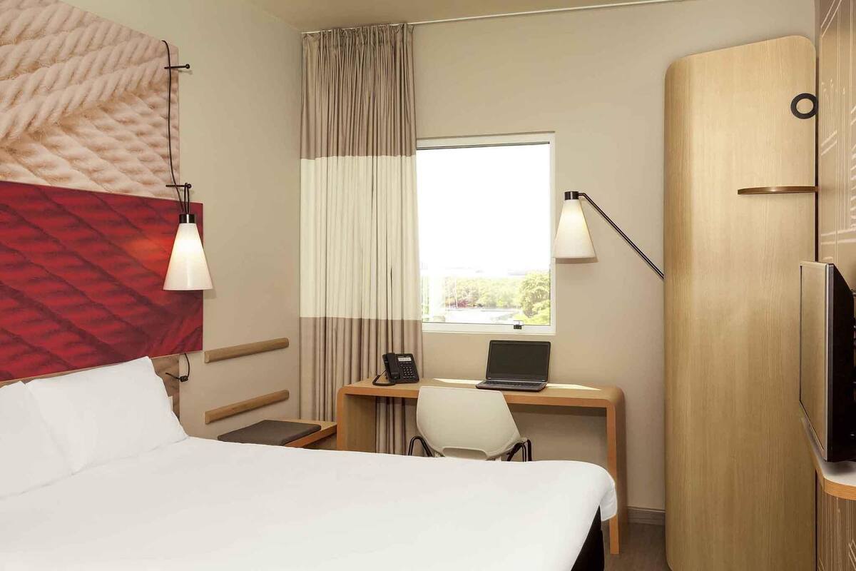 Standard Room, 1 Double Bed | Minibar, in-room safe, desk, WiFi (free)