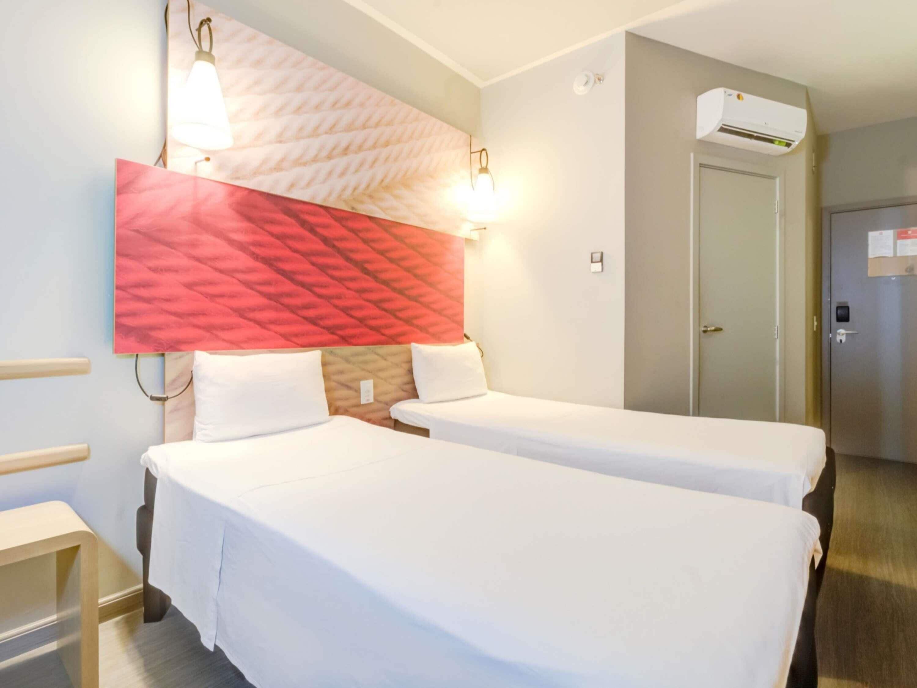 Standard Twin Room, 2 Twin Beds | Minibar, in-room safe, desk, WiFi (free)